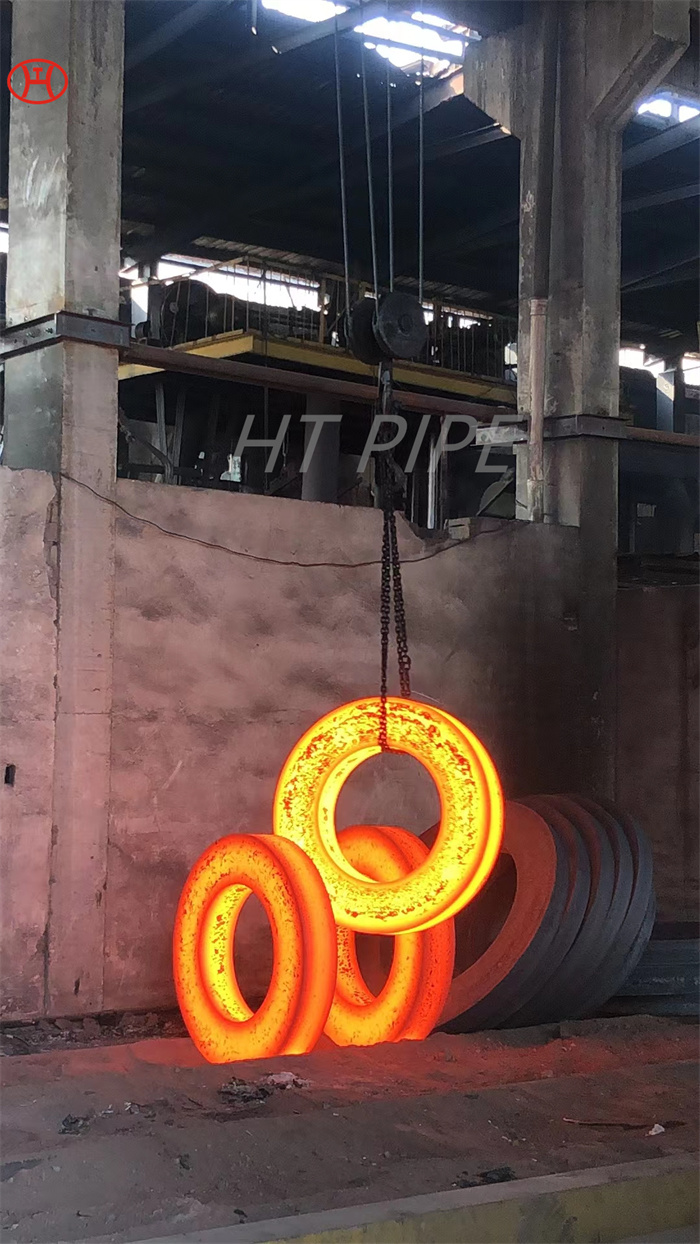 Foto bahan baku flensa stainless steel sebelum diproduksi